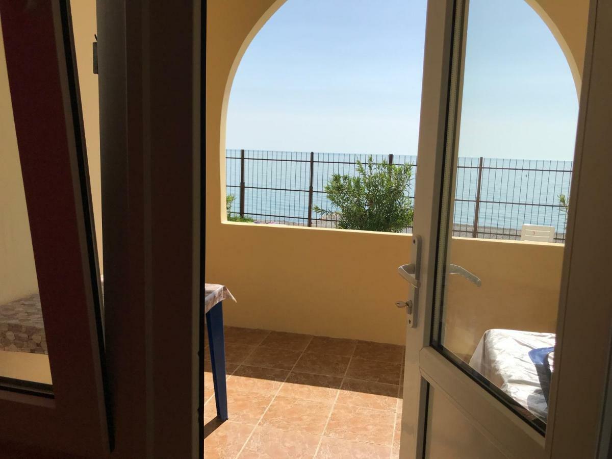 Davel Hotel Gagra Bagian luar foto